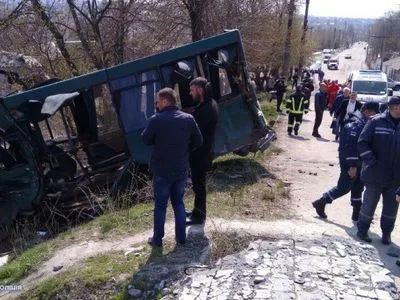 Мікроавтобус зіштовхнувся із вантажівкою на Луганщині, 10 осіб постраждали