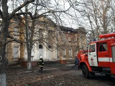 В Харьковской области 12 часов ликвидируют пожар в памятнике культурного наследия Усадьба Шидловских