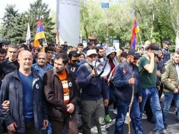 Армению охватили протесты: в Ереване столкновения и перекрыты улицы