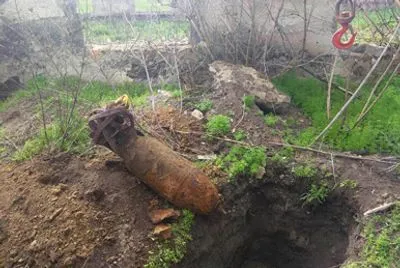 Посеред поля на Дніпропетровщині знайшли фугасну авіаційну бомбу