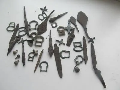 Крестики, пуговицы и наконечники для стрел: в Беларусь из Украины везли старинные предметы