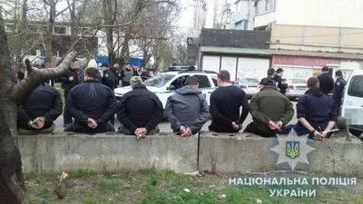 На парковке в спальном микрорайоне Одессы произошла перестрелка: есть раненые