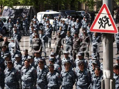 Протесты в Ереване продолжаются: в центр подогнали водомет