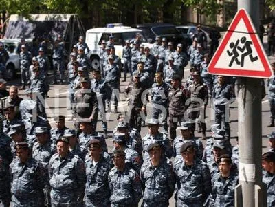 Протести в Єревані тривають: у центр підігнали водомет