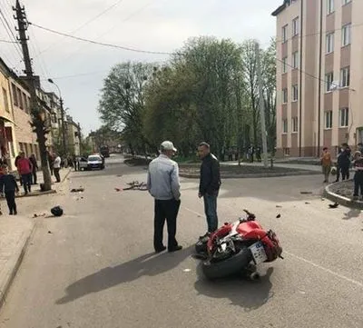 На Львівщині мотоцикліст в'їхав у натовп людей, постраждало п'ятеро осіб
