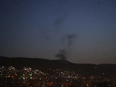 ЗМІ: Сирійські ППО відбили ракетні удари по військовим базам біля Хомсу та Дамаска