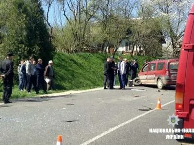 На Прикарпатье столкнулись рейсовый автобус и легковушка: есть пострадавшие