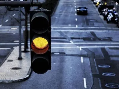 В уряді заспокоїли, що поки не будуть забороняти жовтий сигнал світлофора