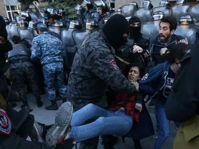 Протесты в Армении: полиция задержала уже 100 человек