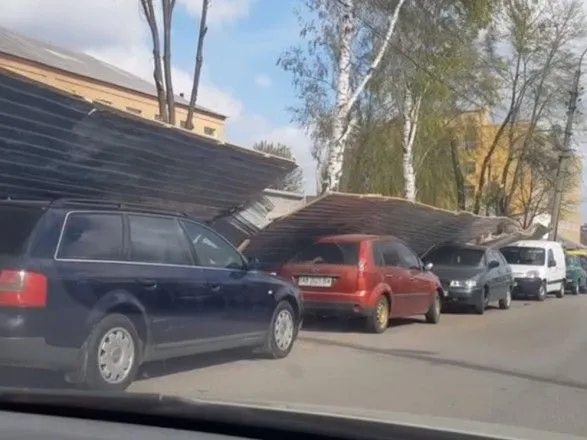 В Виннице металлический забор "придавил" 5 припаркованных автомобилей