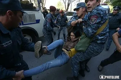 У столиці Вірменії поновилися зіткнення з поліцією