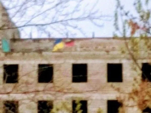 В центре Донецка возле "МГБ" неизвестные вывесили украинский флаг