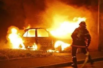 В Киеве на стоянке горели четыре автомобиля