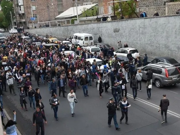 protesti-v-yerevani-aktivisti-blokuyut-avtoshlyakhi-ye-pershi-zatrimani