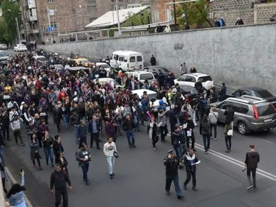 Протести в Єревані: активісти блокують автошляхи, є перші затримані