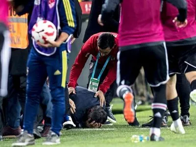 Бесчинства в полуфинале Кубка Турции: фанаты сорвали матч и травмировали тренера "Бешикташа"