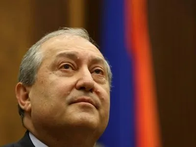 Президент Армении вышел к протестующим в Ереване