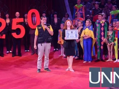 Національний рекорд України: одночасно 250 артистів цирку на арені