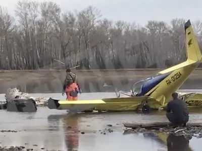 В сеть попало видео с моментом падения самолета в России