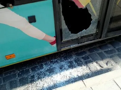 Пытались втиснуться: во Львове пассажиры растрощили стекло в дверях автобуса