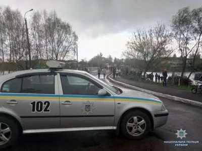 Поліція Чернігівщини розслідує падіння вантажівки у річку
