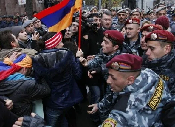 protesti-u-virmeniyi-kilkist-zatrimanikh-zrosla-do-232