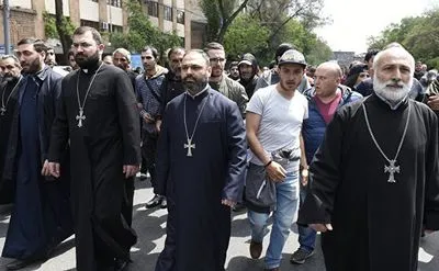 Протесты в Ереване: между демонстрантами и полицией стали священники