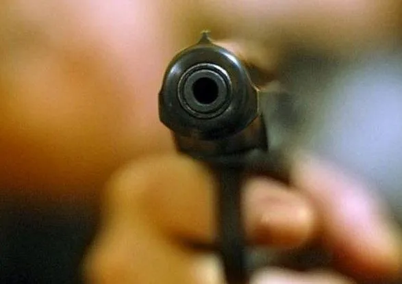 В США обнаженный мужчина устроил стрельбу в ресторане: есть погибшие