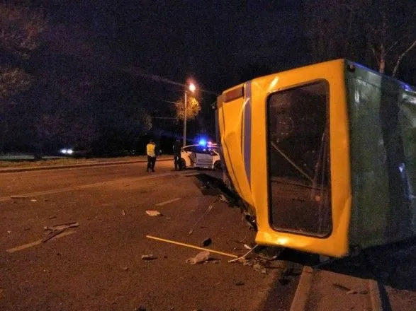 Во Львове Lexus столкнулся с автобусом: водитель легковушки погиб