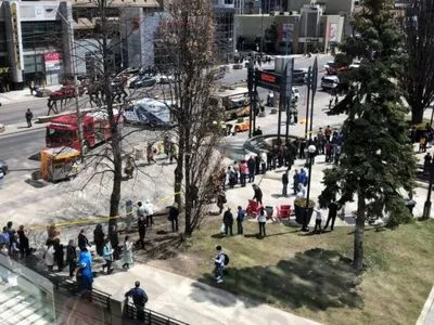 В результате наезда фургона на людей в Торонто погибли 9 человек