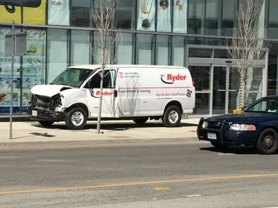 В Торонто фургон наехал на пешеходов, есть пострадавшие