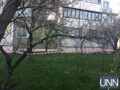 В Киеве из окна на 12 этаже жилого дома выпала женщина