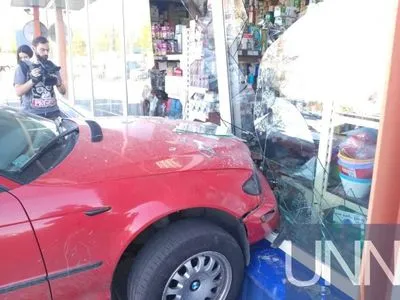 Задела 5 авто и въехала в витрину: женщина устроила в Киеве масштабное ДТП