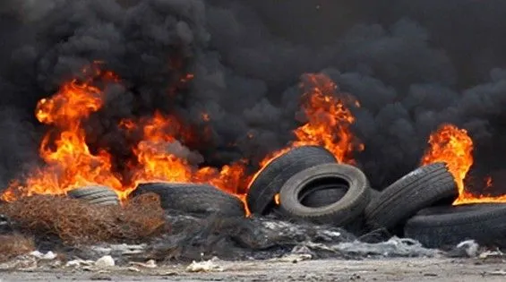 В Черкассах масштабный пожар: горят старые автомобильные покрышки