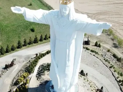 Гігантська фігура Ісуса Христа в Польщі роздає інтернет