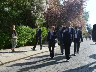 Уникальный лифт, сакуры и дипломатия: посол США приехала на Закарпатье