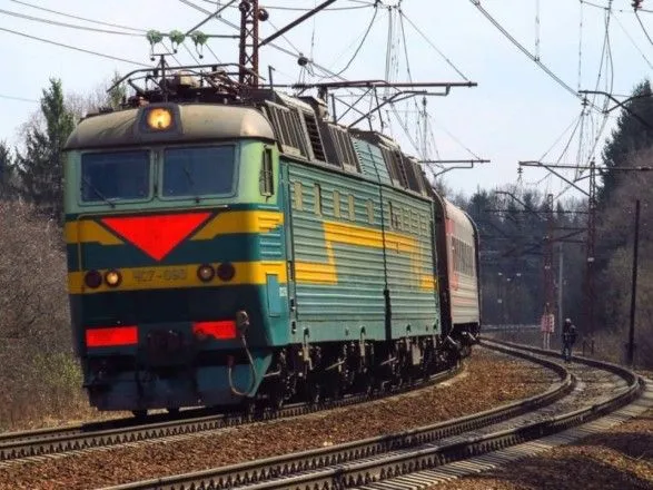 На Львівщині на залізничному переїзді потяг протаранив Мерседес