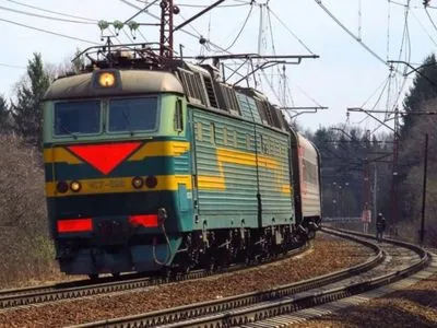 Во Львовской области на переезде поезд протаранил Мерседес