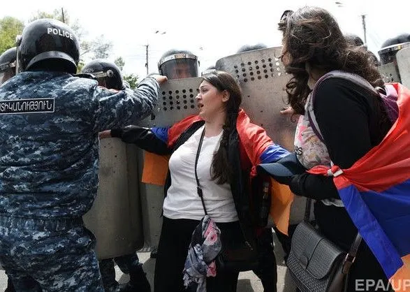 Протесты в Армении: к активистам присоединились военные