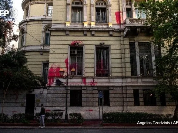 Посольство Франції в Афінах облили фарбою за авіаудари по Сирії