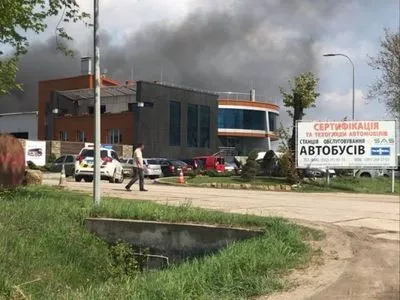 Автобус загорелся на СТО возле Львова