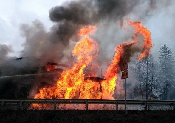 На Киевщине горела фура с грузом стиральных машин