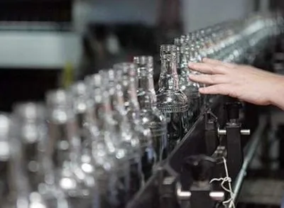 В Украине продолжают падать объемы производства легальной водки