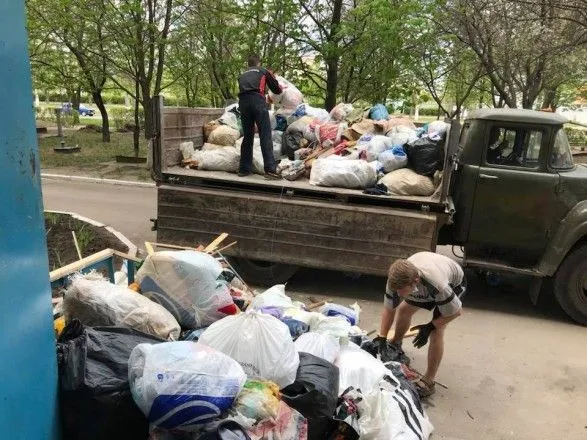 Из квaртиры старушки в Кропивницком вывезли шесть машин мусора