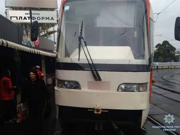 Кусок металла пробил пол: в киевском трамвае пострадала пенсионерка