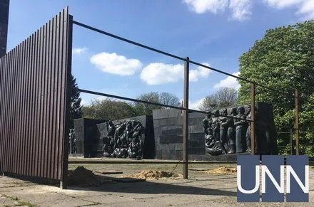 Во Львове огородили забором Монумент славы