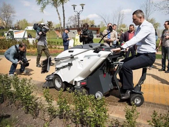 Кличко оглянув нову техніку “Київзеленбуду” та перевірив хід ремонтних робіти в парку “Перемога”