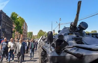 Протесты в Армении: полиция вывела на улицы спецтехнику
