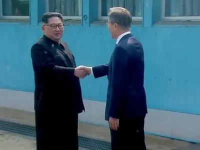 Президент Південної Кореї прибув у Пханмунджом, де зустрінеться з Кім Чен Ином