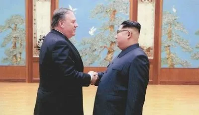 Белый дом опубликовал фотографии со встречи Помпео и Ким Чен Ына